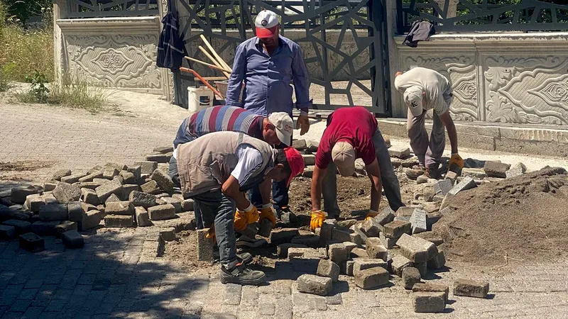 Bigadiç Belediyesi, ilçe genelinde yürüttüğü kapsamlı saha çalışmalarıyla ulaşım ve