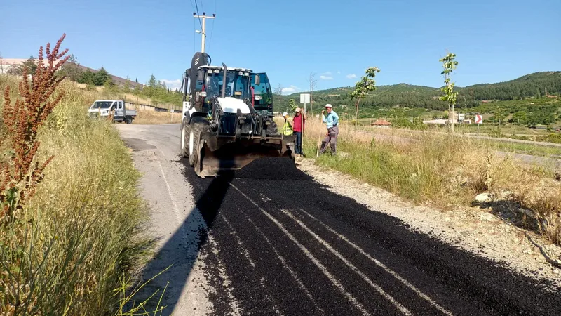 Bigadiç Belediyesi, Yeni Mezarlık yolunda asfaltlama çalışması başlattı. Başkan Göksel'in