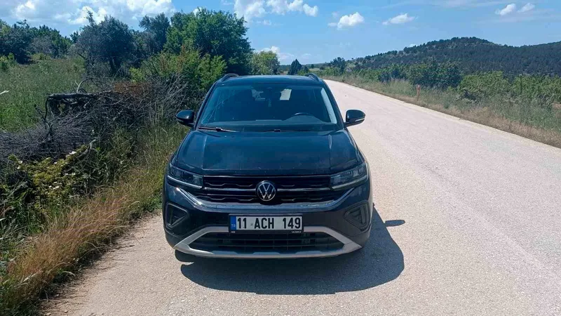 Bilecik'in Deresakarı köyü mevkiinde meydana gelen trafik kazasında, yola aniden
