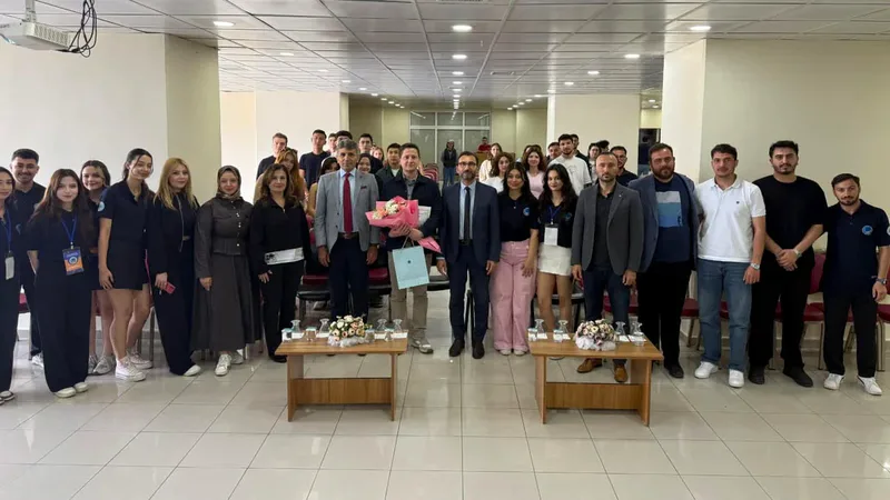 Balıkesir Üniversitesi Burhaniye Uygulamalı Bilimler Fakültesi'nde gerçekleştirilen sektörel buluşmada öğrenciler,