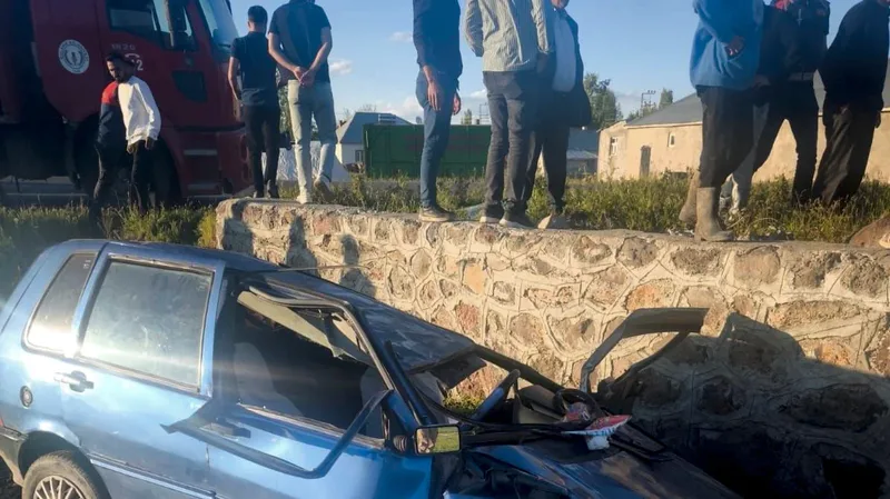 Muş'un Bulanık ilçesinde kontrolden çıkan otomobilin şarampole yuvarlanması sonucu 2
