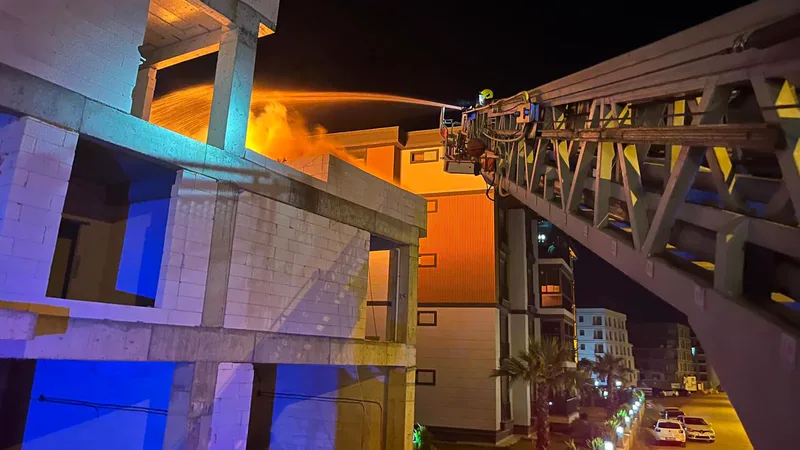 Burhaniye ilçesi Bahçelievler Mahallesi'ndeki bir inşaatın çatısında gece saatlerinde çıkan