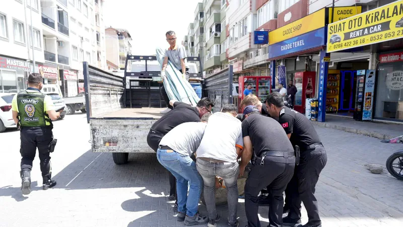 Burhaniye'de yaya ve araç trafiğini tehdit eden kaldırım ve yol