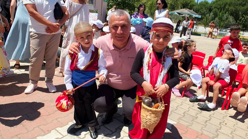Burhaniye Yıldız Özsaraç Anaokulu öğrencileri, atık kumaşlardan hazırlanan giysilerle podyuma