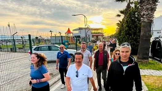 Burhaniye'de İlçe Sağlık Müdürlüğü öncülüğünde düzenlenen Sabah Yürüyüşü ve Farkındalık