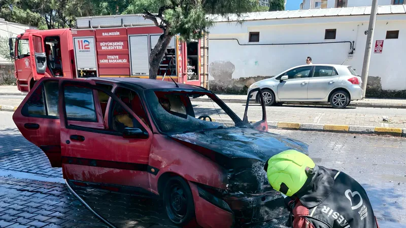 Burhaniye ilçesi Mahkeme Mahallesi Saip Hoca Bulvarı üzerinde seyir halindeki