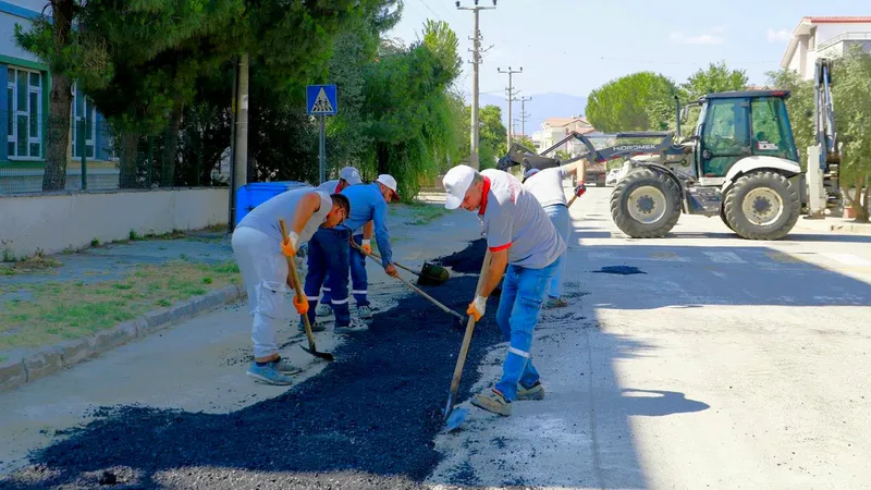 Burhaniye Belediyesi Fen İşleri Müdürlüğü ekipleri, ilçe genelinde beş ayrı