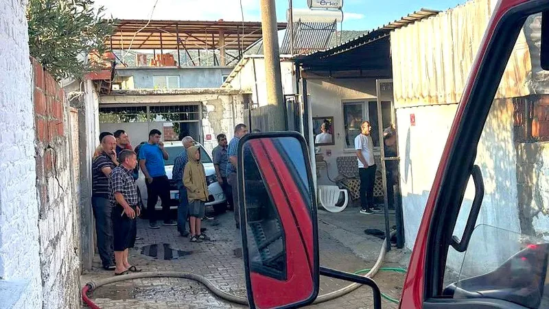 Burhaniye ilçesine bağlı Kızıklı Mahallesi'nde bir odun deposunda çıkan yangın,