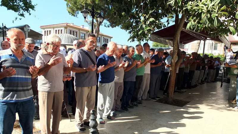 Burhaniye'de uzun yıllar gazetecilik yapan ve Burhaniye Gündem Gazetesi Editörü
