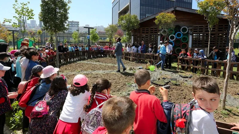 Samsun Canik Belediyesi'nin ödüllü Sıfır Atık Köyü'nde gençler sıfır atık