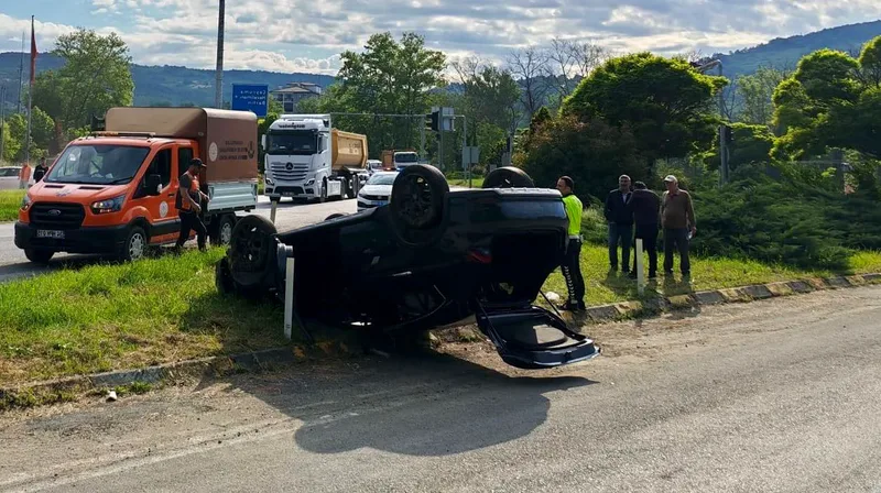 Zonguldak'ın Çaycuma ilçesine bağlı Bakacakkadı beldesinde iki otomobilin çarpışması sonucu