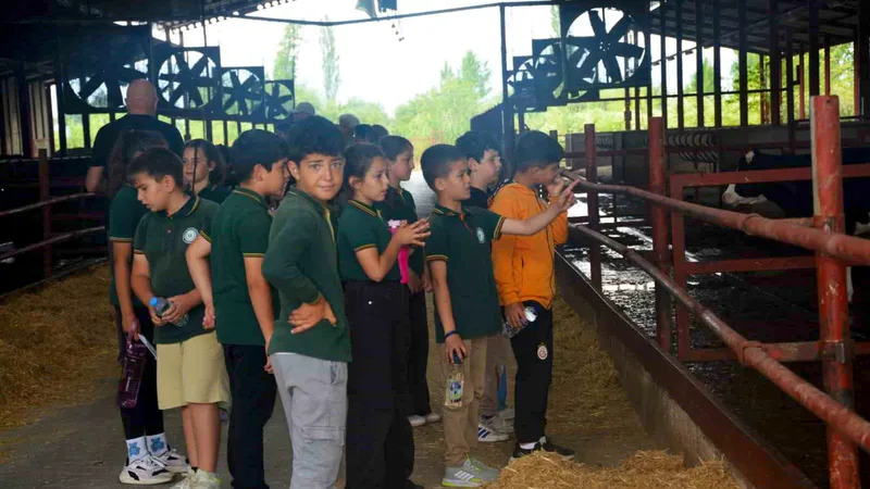 Balıkesir'in Edremit ilçesinde Dünya Süt Günü dolayısıyla düzenlenen etkinlikte ilkokul