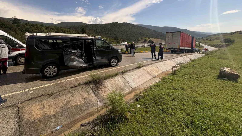 Çorum Kargı'de D100 karayolunda Kırgızistan plakalı bir kamyonun kaydığı römork,