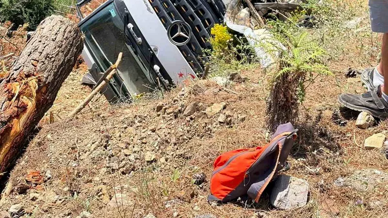 Muğla'nın Datça ilçesinde kamyonun uçuruma yuvarlanması sonucu sürücü yaralandı. Kaza,