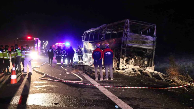 Denizli'de yolcu otobüsünün bariyerlere çarparak alev alması sonucu 8 kişi