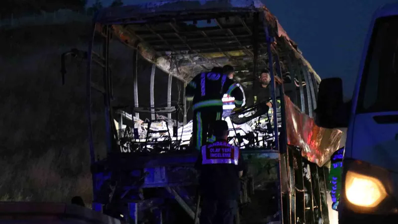 Denizli-Aydın Otoyolu Sarayköy mevkisinde yolcu otobüsünün bariyerlere çarparak alev alması
