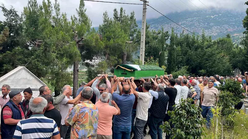 Denizli Sarayköy'de yolcu otobüsünün devrilmesi sonucu hayatını kaybeden Hayriye Arıkan