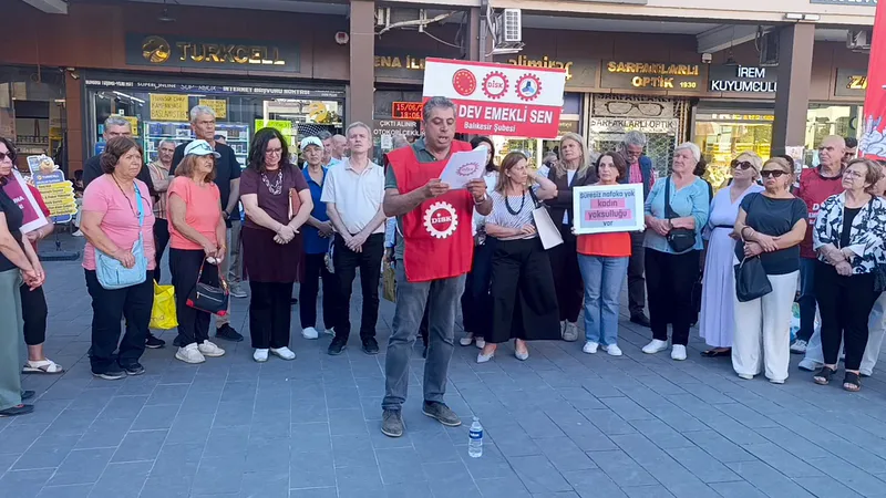 15-16 Haziran Direnişi'nin yıl dönümünde Ali Hikmet Paşa Meydanı'nda bir
