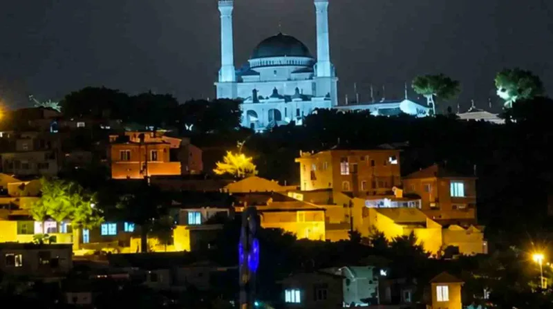 Balıkesir'in Edremit ilçesinde dolunay, Edremit Ulu Cami'nin ikiz minareleri arasında