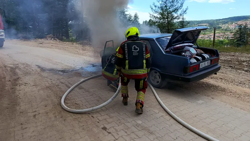Balıkesir'in Dursunbey ilçesi Bozyokuş Mahallesi'nde seyir halindeki otomobilde çıkan yangın,