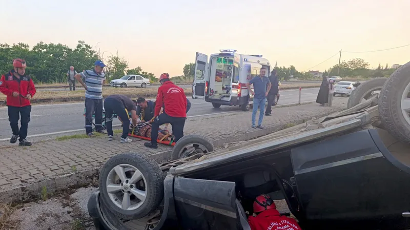 Dursunbey ilçesi Kütahya Çevre Yolu'nda direksiyon hakimiyetini kaybeden otomobil takla