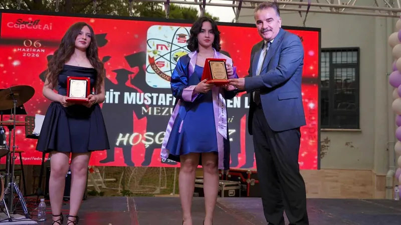 Edremit Şehit Mustafa Serin Fen Lisesi 15. dönem mezunlarını uğurladı.