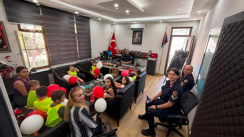 Edremit'te Jandarma Teşkilatı'nın 187. kuruluş yıl dönümünde Küçükeller Kreş öğrencileri,