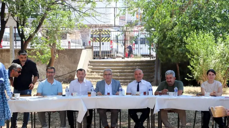 Edremit ilçesinde iki okulda eş zamanlı olarak düzenlenen geleneksel aşure