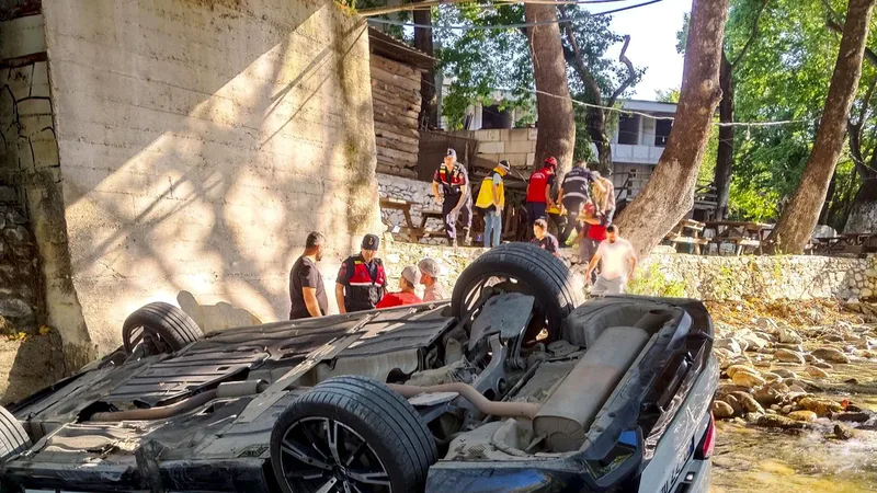 Balıkesir Edremit'te seyir halindeki otomobilin dere yatağına düşmesi sonucu kadın