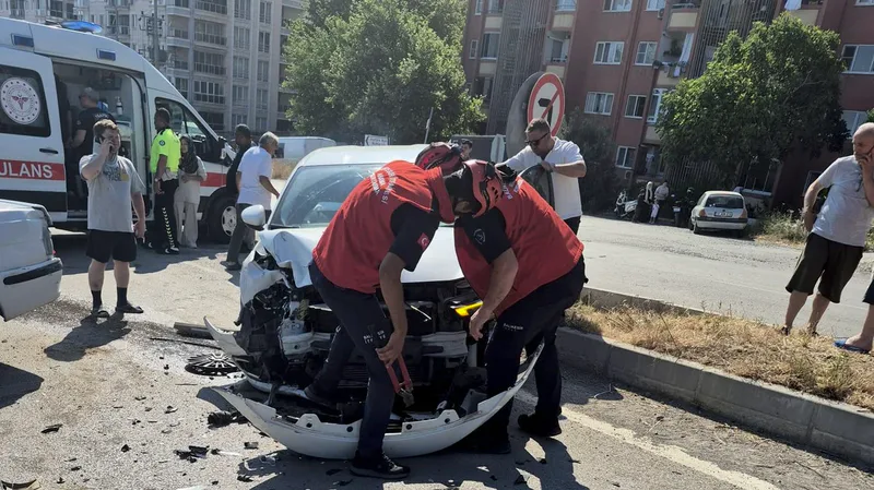 Balıkesir Edremit'te iki otomobilin çarpıştığı trafik kazasında 2 kişi hafif