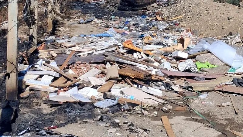 Edremit ilçesi Gaziilyas Mahallesi'nde eski çöp sahasında çıkan yangın, kuvvetli