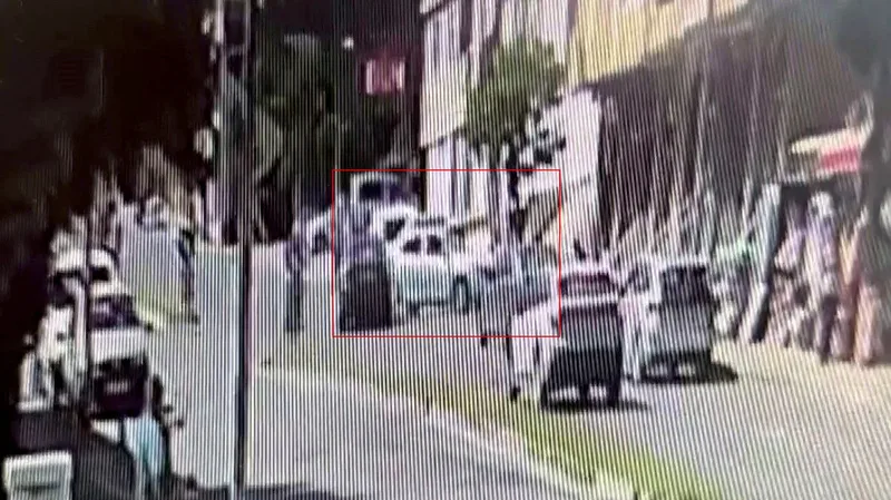 Büyükçekmece'de 20 yaşındaki ehliyetsiz sürücünün kontrolsüz çıkışı sonucu durağa dalması