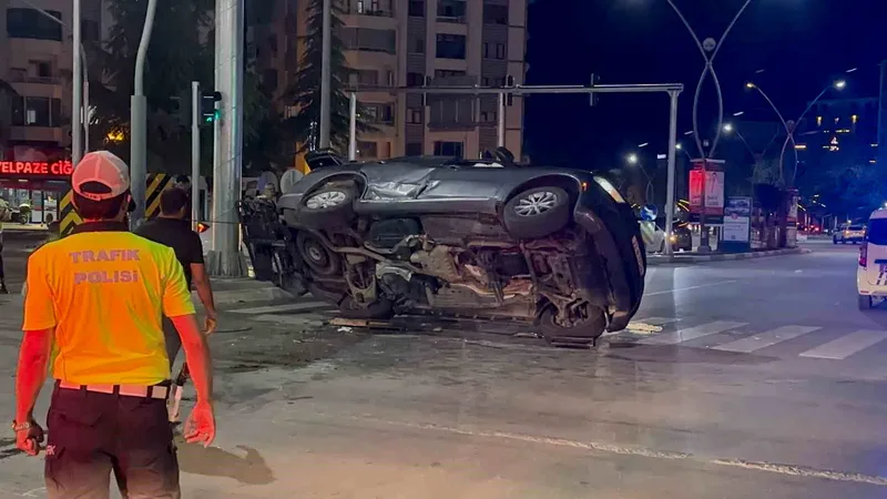 Elazığ'da SUV ile otomobilin çarpıştığı kazada 11 kişi yaralandı. Hazar