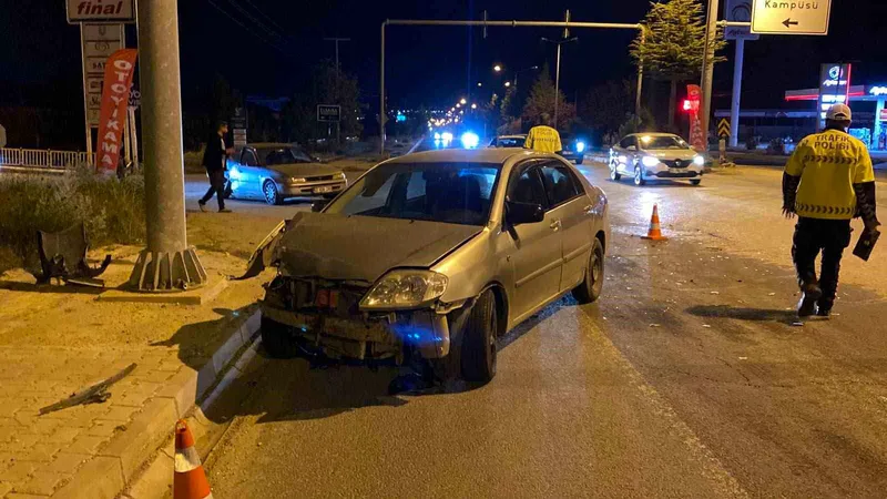 Elazığ'ın Malatya Caddesi Cezaevi Kavşağı'nda iki otomobilin çarpışması sonucu meydana