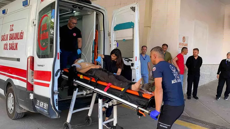 Mersin'in Erdemli ilçesinde hafif ticari araç ile otomobilin çarpışması sonucu