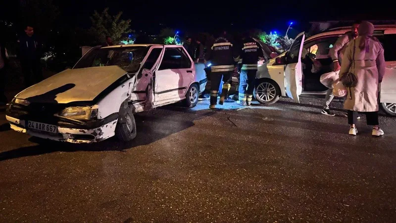 Erzincan-Gümüşhane karayolunda iki aracın çarpışması sonucu meydana gelen trafik kazasında