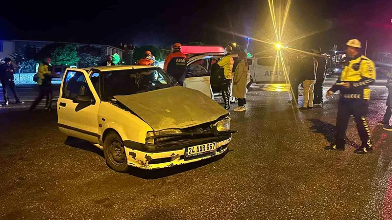 Erzincan'da iki aracın çarpışması sonucu meydana gelen kazada 5 kişi