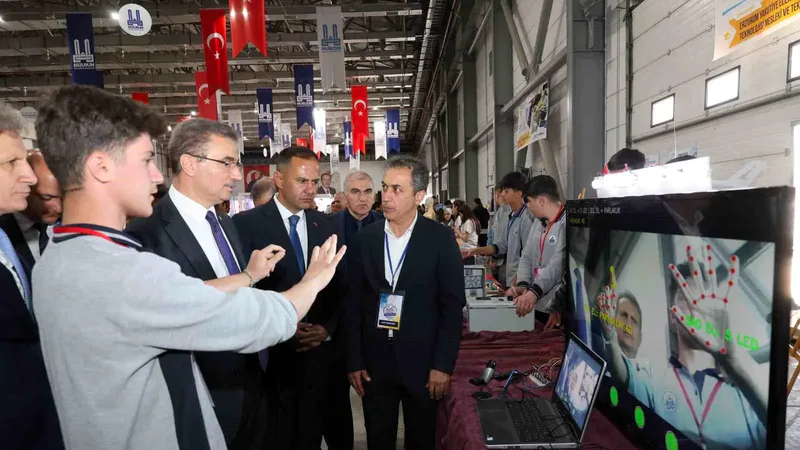 Erzurum'da 'Maarifin Kalbinde Marifetli Gençlik' Mesleki ve Teknik Eğitim Fuarı,