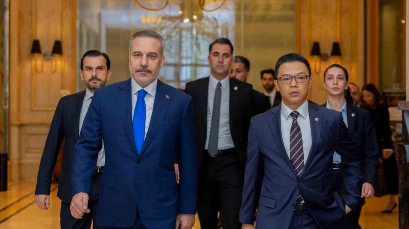 Dışişleri Bakanı Hakan Fidan, Singapur temaslarının ardından Endonezya'ya gelerek mevkidaşı
