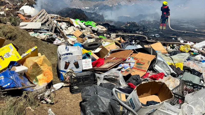 Balıkesir'in Gömeç ilçesi Dursunlu Mahallesi'ndeki çöp depolama sahasında çıkan yangın,