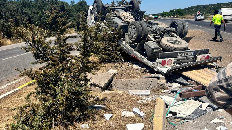 Balıkesir'in Gömeç ilçesi Keremköy mevkii E-87 karayolu üzerinde kamyonet kazası