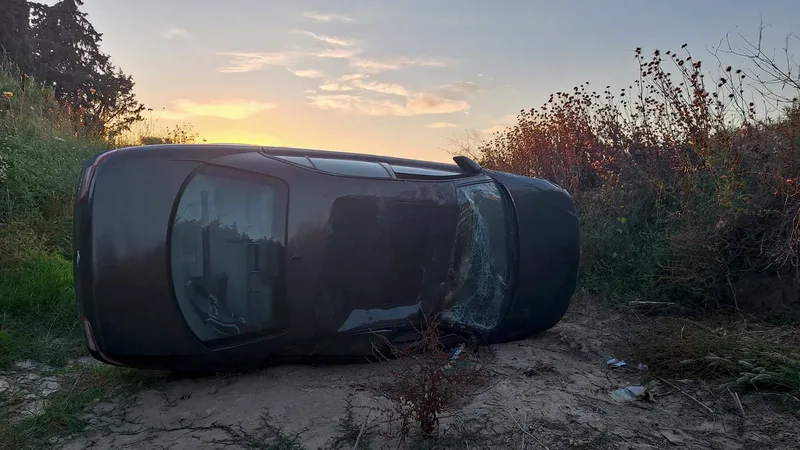 Balıkesir'in Gömeç ilçesinde sürücüsünün direksiyon hakimiyetini kaybettiği otomobil, takla atarak