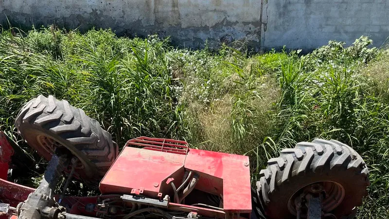 Balıkesir'in Gömeç ilçesi Mithatpaşa Mahallesi'nde bir traktörün devrilmesi sonucu sürücü
