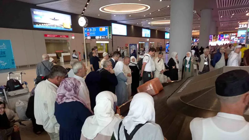 Kutsal topraklarda hac ibadetini tamamlayan hacılar, Kurban Bayramı'nın ardından Türkiye'ye