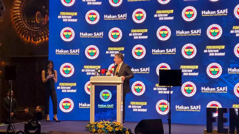 Fenerbahçe Başkan Adayı Hakan Safi, Ankara'daki kongre üyeleriyle bir araya