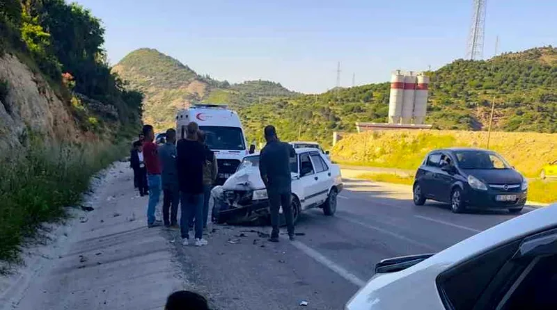 Hatay'ın Antakya ilçesinde iki otomobilin çarpışması sonucu 3 kişi hafif