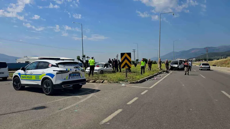 Gaziantep'in İslahiye ilçesinde iki otomobilin çarpışması sonucu 1 kişi yaralandı.