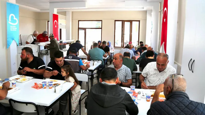 İvrindi'de Kent Lokantası hizmete açıldı. Vatandaşlar uygun fiyatlı, sağlıklı ve