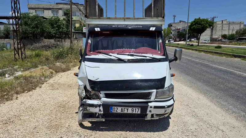 Gaziantep'in Yavuzeli ilçesinde kamyonet ile çarpışan 3 tekerlekli motosikletin sürücüsü