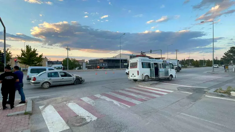 Karaman'da yolcu minibüsü ile otomobilin çarpıştığı kazada 2 kişi yaralandı.